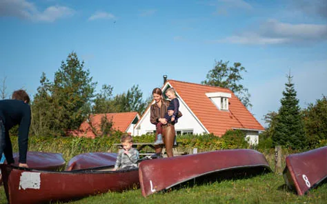 Buiten spelen op kindvriendelijk vakantiepark