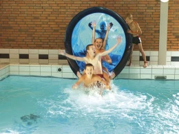 Kinderen beleven volop waterpret in het openluchtzwembad met overkapping bij Het Land van Bartje