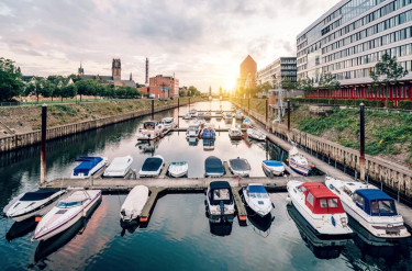 Zonsondergang bij de binnenhaven van Duisburg in de omgeving van het hotel