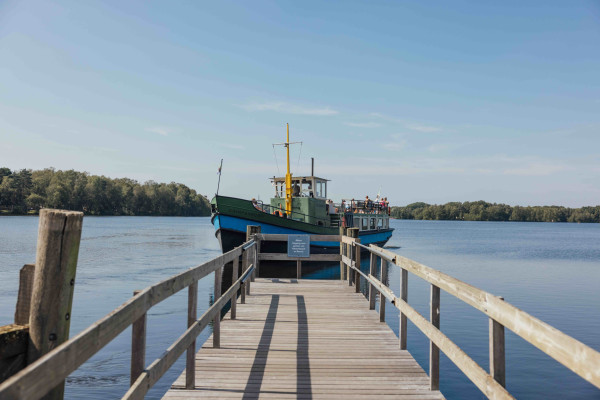 De boot naar het Safaripark meert aan bij de steiger van Lake Resort Beekse Bergen