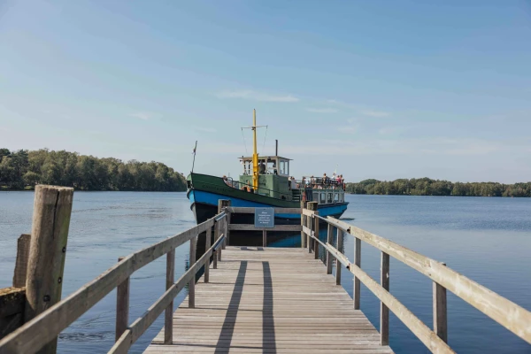 De boot naar het Safaripark meert aan bij de steiger van Lake Resort Beekse Bergen