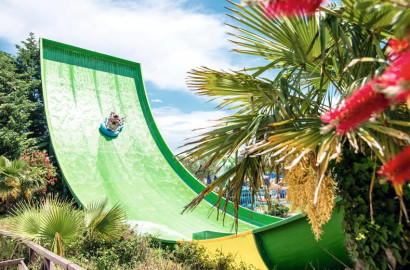 Groene waterglijbaan met uitzicht over het aquapark van Aqua Bay Hotel Zakynthos Griekenland
