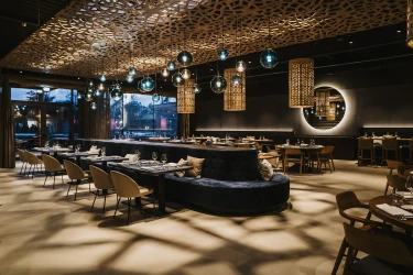interieur van restaurant Moto toont luxe banken en design lampen in Safari Hotel Beekse Bergen