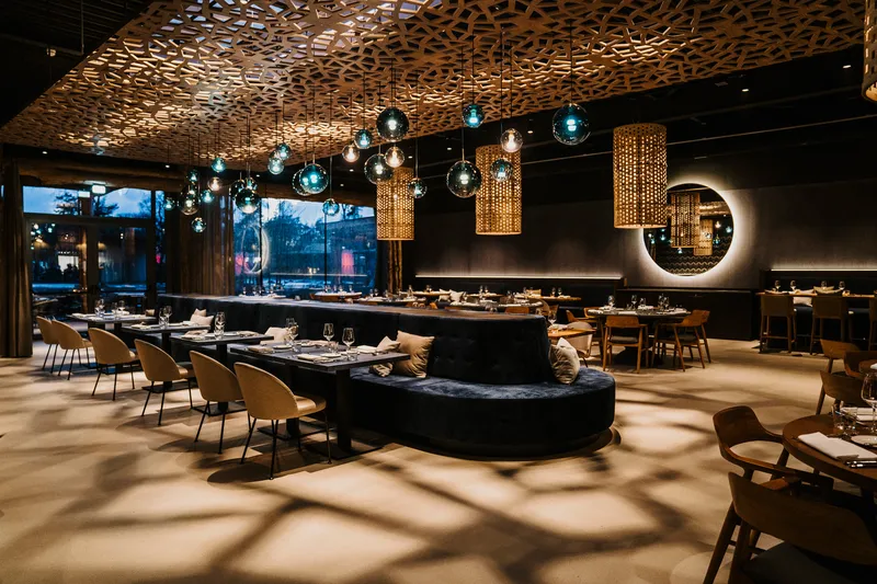 interieur van restaurant Moto toont luxe banken en design lampen in Safari Hotel Beekse Bergen