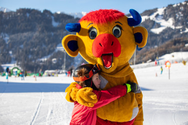 Serfaus-Fiss-Ladis-Makottchen-Berta-mit-Kind_Serfaus-Fiss-Ladis-Marketing-GmbH_Andreas-Kirschner.jpg