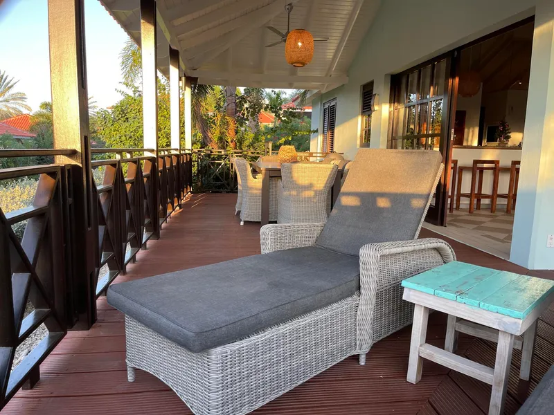 The Blue Bay Beach Villa - woonkamer met openslaande deuren