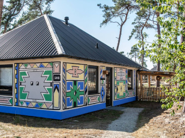 Kindvriendelijke 6 persoons Kidslodge met twee badkamers in vakatiepark Safari Resort Beekse Bergen