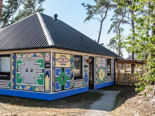 Kindvriendelijke 6 persoons Kidslodge met twee badkamers in vakatiepark Safari Resort Beekse Bergen