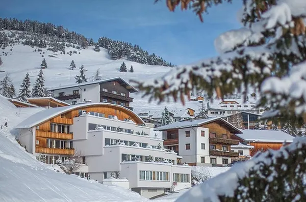 Luxe appartementen midden in de bergen bedekt met sneeuw