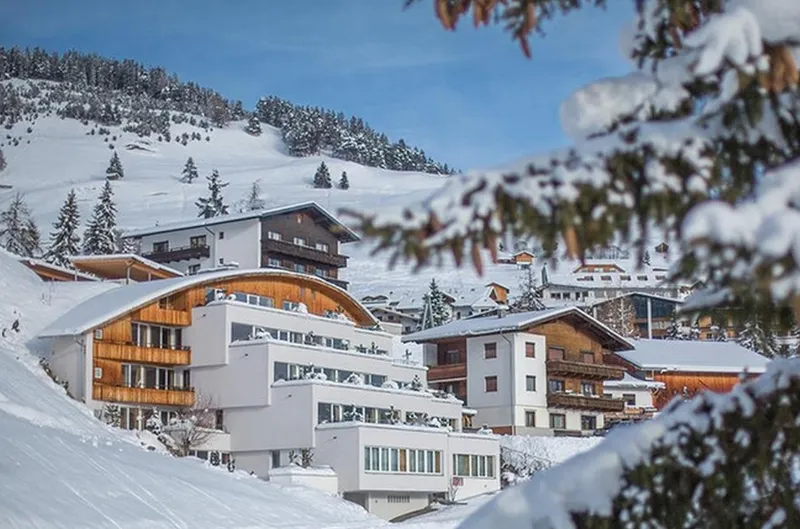 Luxe appartementen midden in de bergen bedekt met sneeuw