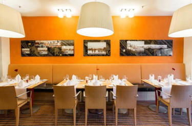 Gedekte tafels in het sfeervolle restaurant van Mercure Hotel Duisburg City