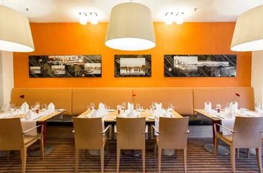 Gedekte tafels in het sfeervolle restaurant van Mercure Hotel Duisburg City