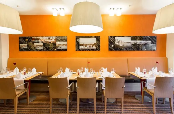 Gedekte tafels in het sfeervolle restaurant van Mercure Hotel Duisburg City