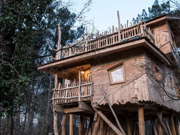 Een boomhuis in de Franse natuur