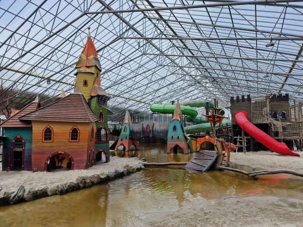Indoor speelparadijs met water, kasteel en glijbanen bij vakantiepark TerSpegelt