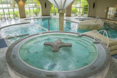 Camping Les Alicourts Resort- binnenzwembad