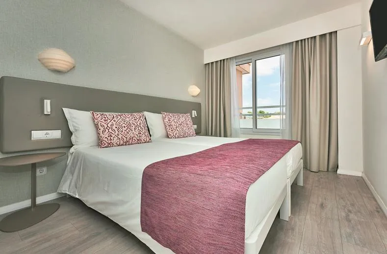 Hotel Cala Mandia
