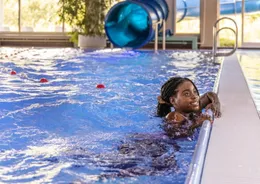 Terracotta en Goudkleur Elegante Stijl 90e Verjaardag Uitnodiging Liggende Kaart (17).png