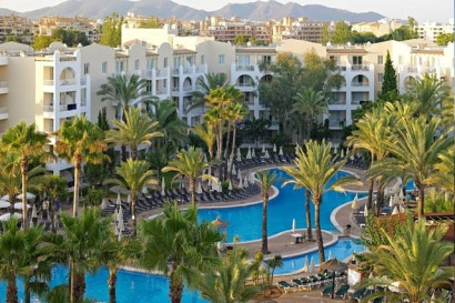 Aparthotel Protur Safari Park Mallorca drone foto resort overzicht zwembaden all inclusive familiehotel