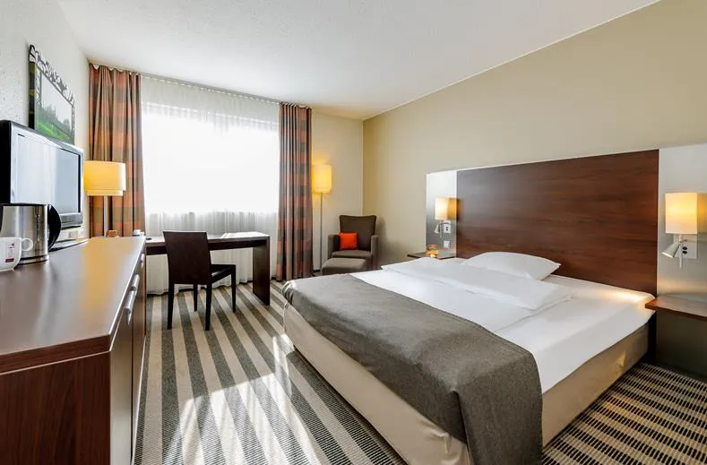 Standaard hotelkamer met tweepersoonsbed en bureau in Mercure Hotel Duisburg City