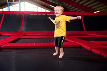 Jongetje geniet van de trampolines in het trampolinepark bij Hof van Saksen