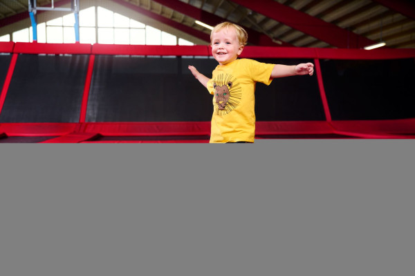Jongetje geniet van de trampolines in het trampolinepark bij Hof van Saksen