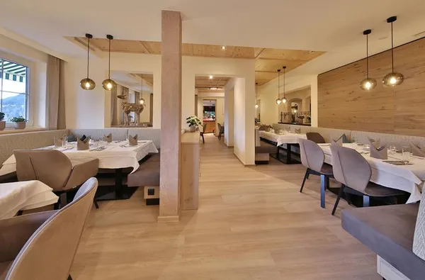 Lichte eetruimte met netjes gedekte tafels