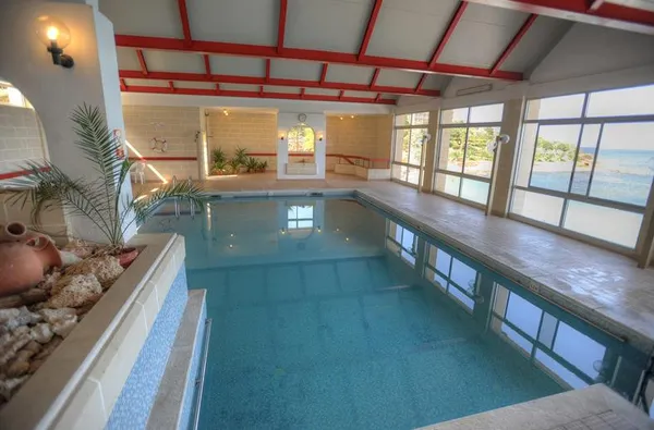 Binnen zwembad
