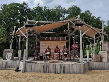 Buitenpodium met Afrikaanse dansvoorstelling bij Beekse Bergen