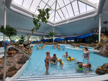 Mensen zwemmen in het subtropisch zwembad van Recreatiepark De Leistert. 