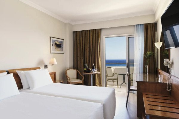 kindvriendelijk-hotel-esperides-beach-4-in-faliraki-griekenland (7).jpg