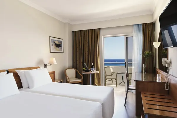 kindvriendelijk-hotel-esperides-beach-4-in-faliraki-griekenland (7).jpg