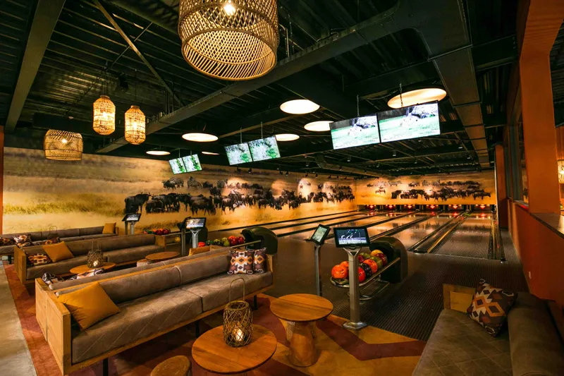 Sfeervolle bowlingbaan met safari thema en comfortabele zitplaatsen in Safari Resort Beekse Bergen
