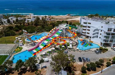 SPLASHWORLD Laura Beach & Splash Resort - luchtfoto glijbanen.jpg