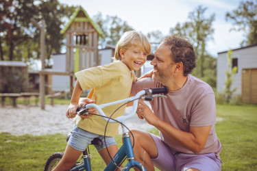 Roan jonge gezinnen fiets