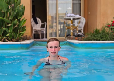 Meisje in zwembad voor een swim up kamer