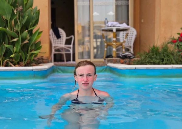 Meisje in zwembad voor een swim up kamer