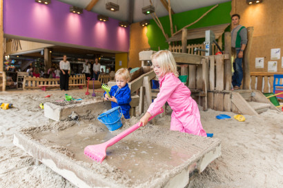 Kinderen spelen in de zandbak tijdens een vakantie met jonge kinderen naar Land van Bartje