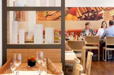 Gasten aan het dineren in het restaurant van Ibis Hotel Aken