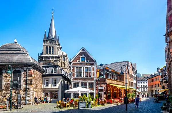 Zonnige dag met terrasjes in het historische centrum van Aken en de Dom op de achtergrond