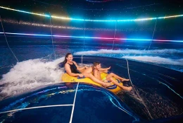 Moeder en kind genieten van de spectaculaire waterglijbaan Subito bij vakantiepark Hof van Saksen