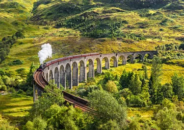 Terracotta en Goudkleur Elegante Stijl 90e Verjaardag Uitnodiging Liggende Kaart - 2024-12-17T143635.919.png