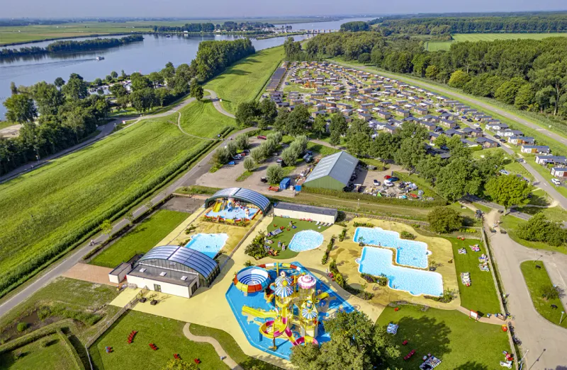 Luchtfoto van Capfun Erkemederstrand met het waterpark en de kampeervelden in Flevoland